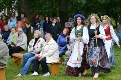 Vaidilutės padėjo Saulei uždegti keturis aukurus, Rasa lašeliais laimino laukus ir augalus