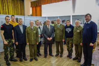 mokyklos_seimininkai_kartu_su_sveciais
