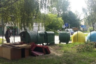 dideliu_gabaritu_atliekas_salia_konteineriu_palikti_draudziama