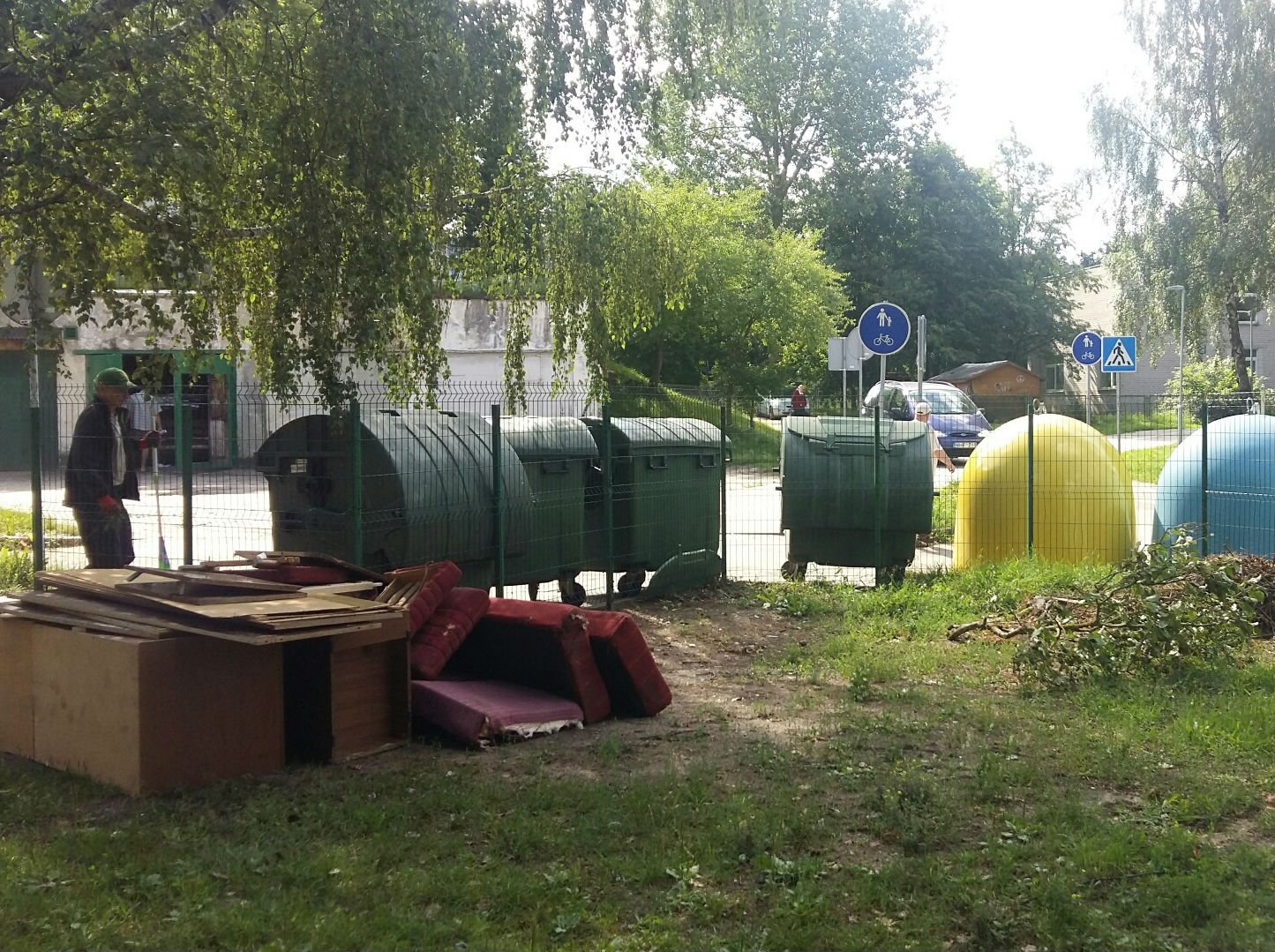 dideliu_gabaritu_atliekas_salia_konteineriu_palikti_draudziama