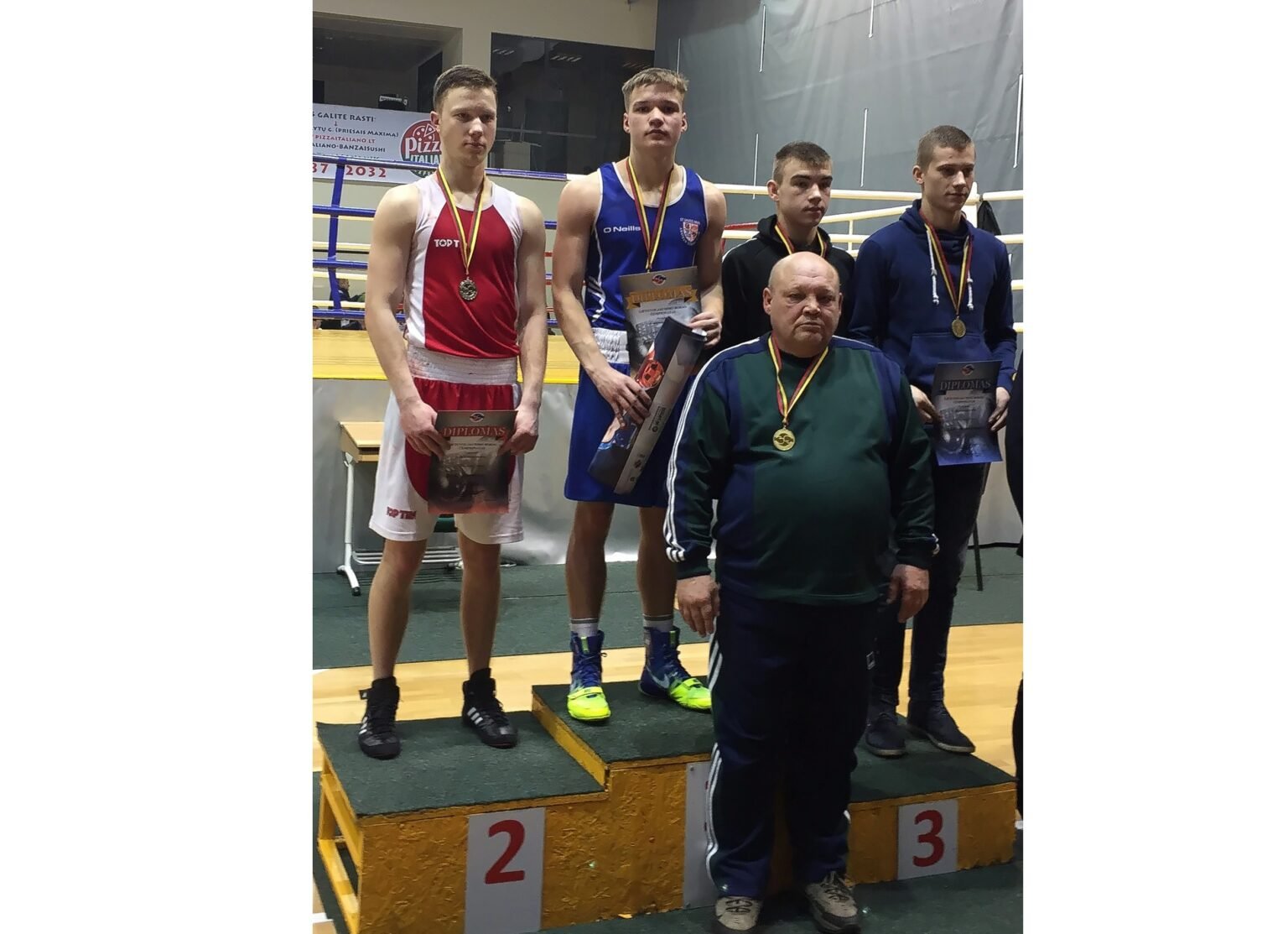 boksininkas_airijus_vitlipas_pirma_vieta_ir_treneris_sergejus_golubevas