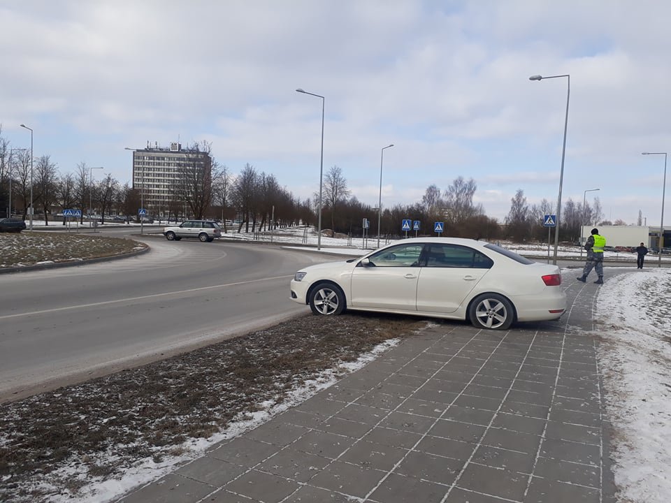 av7