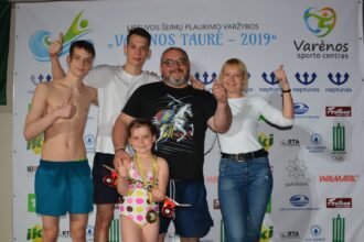 lietuvos_seimu_plaukimo_varzybos_varenos_taure_jauniausia_dalyve_su_seima