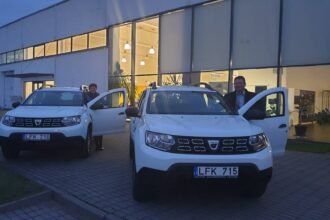 naujaus_automobiliais_vaziuos_aloves_ir_punios_seniunai_irma_stenioniene_ir_gintautas_laukaitis