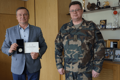 alytaus_apskrities_sauliu_vadas_skirmantas_valatkevicius_iteike_rajono_merui_algirdui_vrubliauskui_lietuvos_sauliu_sajungos_apdovanojima