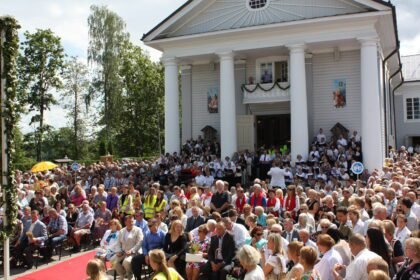 zoline_i_pivasiunus_susaukia_minias_maldininku_-_siemet_del_covid-19_rekomenduojama_laikytis_atstumo_ar_deveti_kaukes