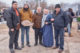 bagaziniu_turgelio_organizatoriai_juozas_adomaitis_bendruomenes_makniunu_sodziaus_pirmininke_dale_baranauskiene