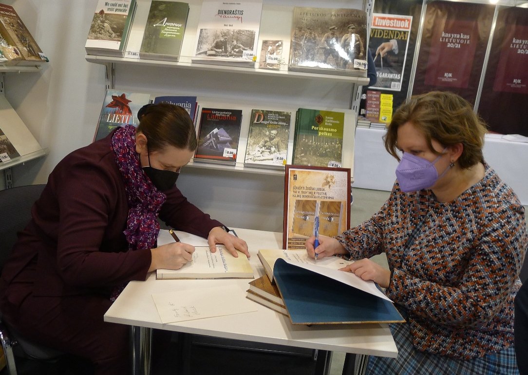 knygos_uzrasyti_zodziai_liudija_autores_r