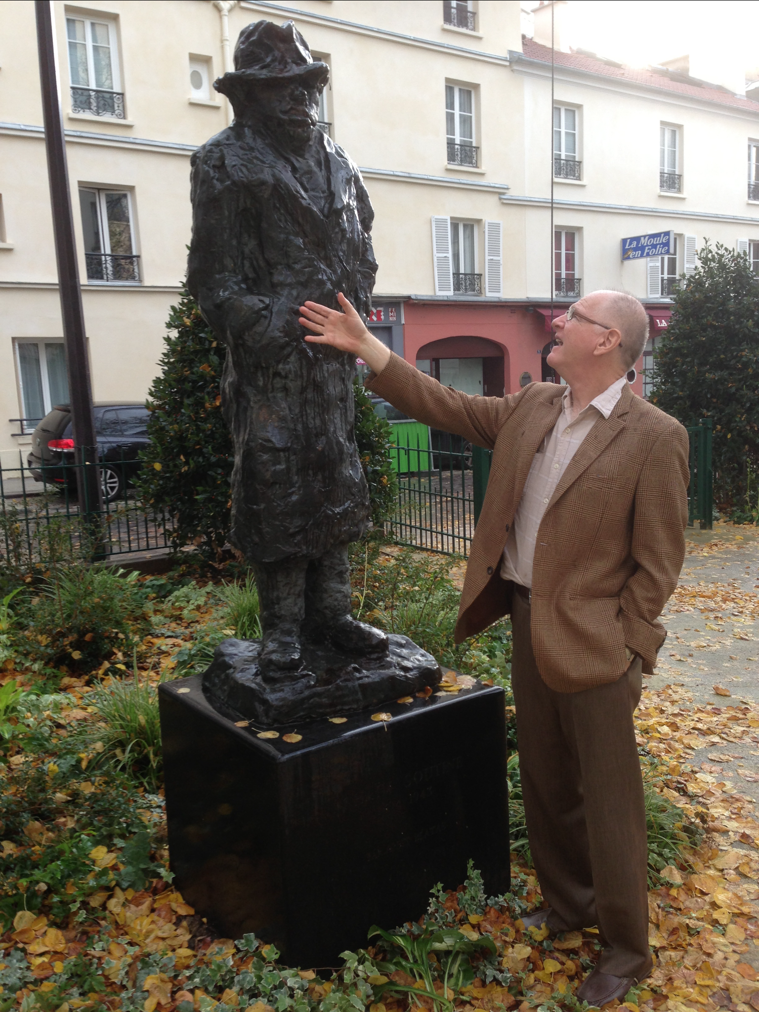 samuelis_tacas_prie_chaim_soutine_skulpturos_1963_square_gaston_baty_paryzius