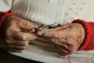 hands-2066551_1280