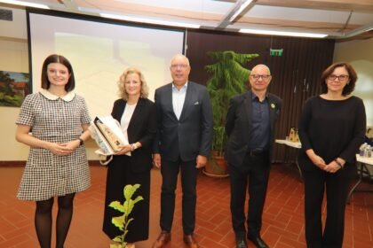 apdovanojima_uz_ilgamete_testine_veikla_-_aplinku_puoselejima_savivaldybiu_mokyklose_atsieme_alytaus_rajono_savivaldybes_administracijos_svietimo_kulturos_ir_sporto_vedeja_giedre_volungeviciene