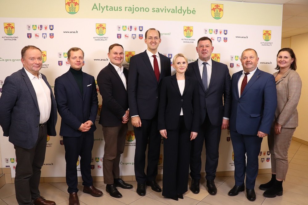 susitikimo_metu_alytaus_rajono_mere_rasa_vitkauskiene_ministrui_pristate_skaudziausias_rajono_keliu_infrastrukturos_problemas_ir_prase_ieskoti_galimybiu_skirti_didesni_finansavima_joms_isspresti