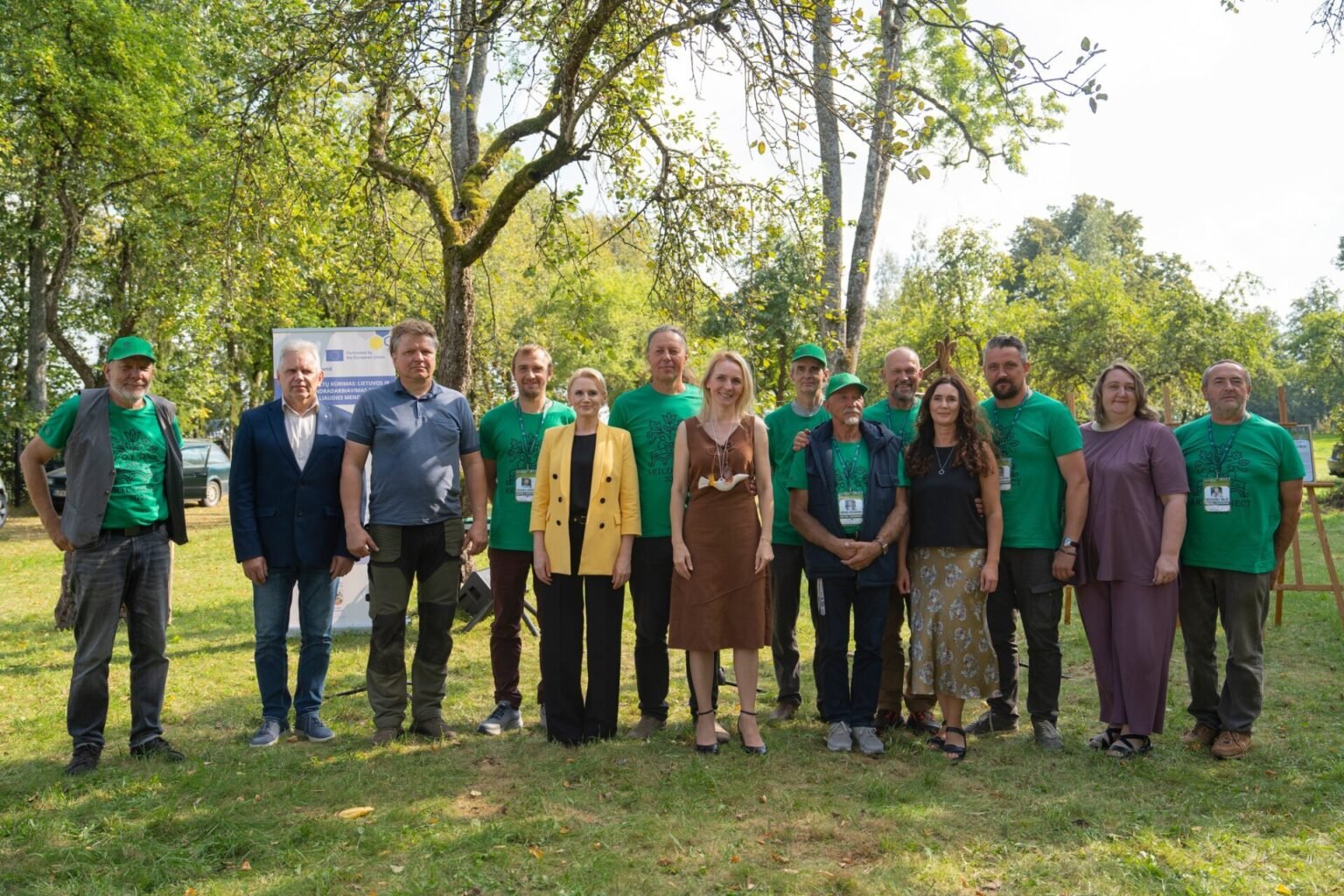 medžio drožybos plenero dalyviai su Alytaus rajono savivaldybės mere