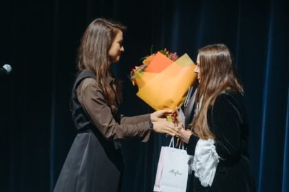 Alytaus miesto vicemerė Kristina Daugelevičienė (kairėje) sveikina Alytaus miesto teatro direktorę Inesą Pilvelytę.