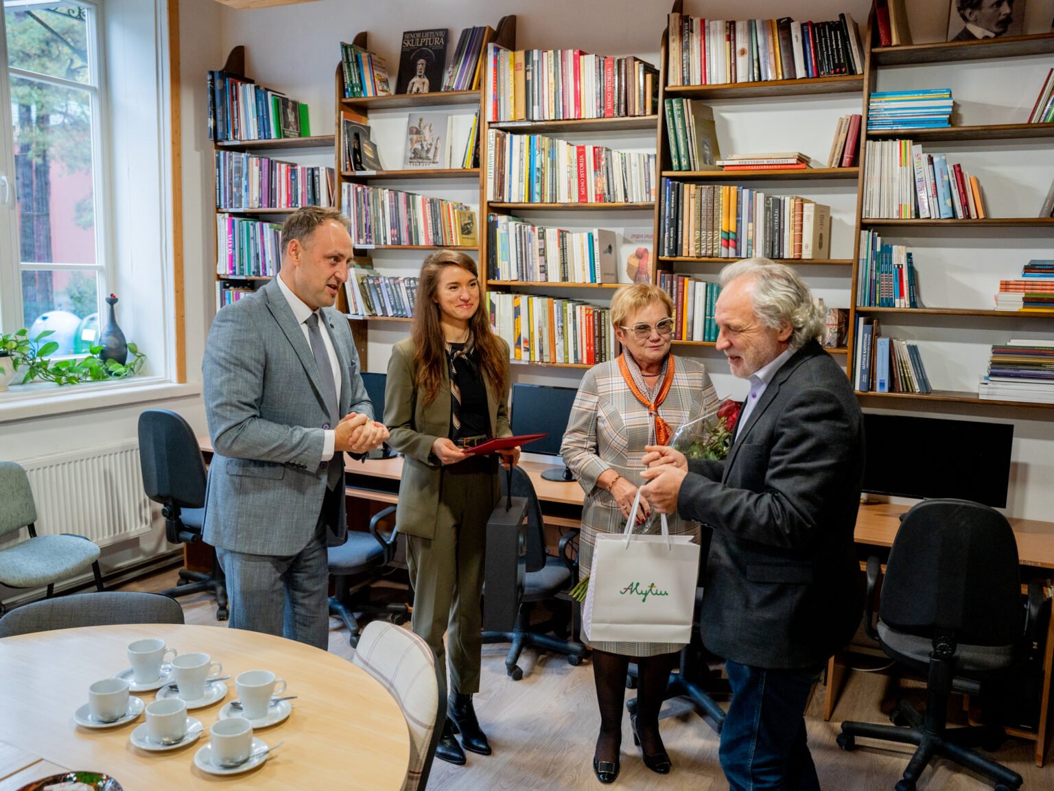 Garbingos sukakties proga menininką ir pedagogą A. Švirmicką sveikino Alytaus miesto savivaldybės meras Nerijus Cesiulis, vicemerė Kristina Daugelevičienė, Švietimo ir sporto skyriaus vedėja Loreta Šernienė