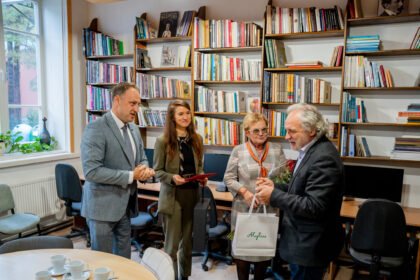 Garbingos sukakties proga menininką ir pedagogą A. Švirmicką sveikino Alytaus miesto savivaldybės meras Nerijus Cesiulis, vicemerė Kristina Daugelevičienė, Švietimo ir sporto skyriaus vedėja Loreta Šernienė