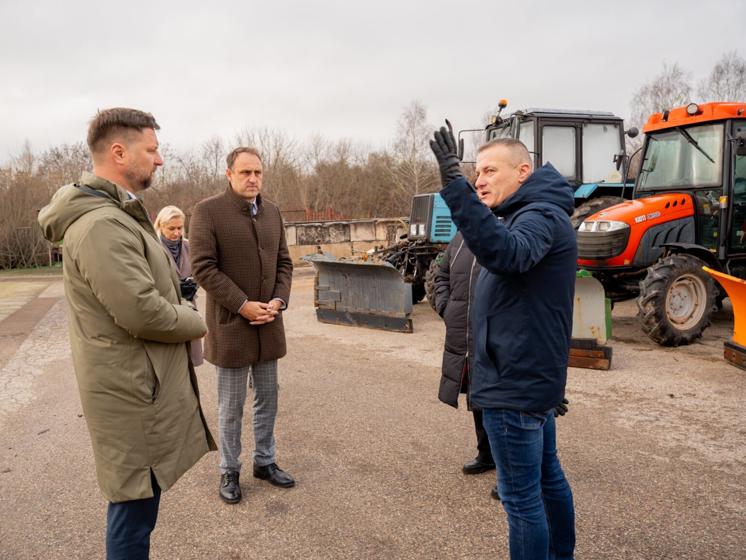 Alytaus miesto savivaldybės meras Nerijus Cesiulis ir administracijos direktorius Gintaras Rakaitis apsilankė bendrovėse, kurios prižiūri miesto gatves ir šaligatvius.