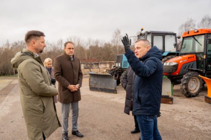 Alytaus miesto savivaldybės meras Nerijus Cesiulis ir administracijos direktorius Gintaras Rakaitis apsilankė bendrovėse, kurios prižiūri miesto gatves ir šaligatvius.