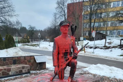 Dažais apipiltas Adolfo Ramanausko-Vanago paminklas.