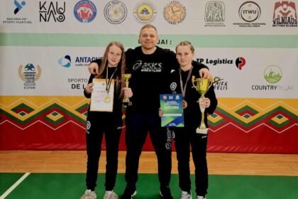 Treneris Donatas Nedzinskas su auklėtinėmis