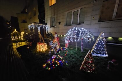 Statybininkų g. 23 daugiabutis pasipuošė kalėdinėmis dekoracijomis