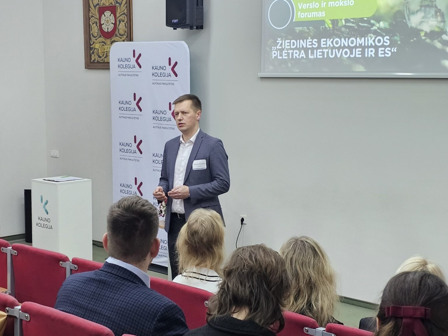 Susirinkusius sveikina Kauno kolegijos Alytaus fakulteto dekanas dr. Mindaugas Samuolaitis (AlytusPlius.lt nuotr.)