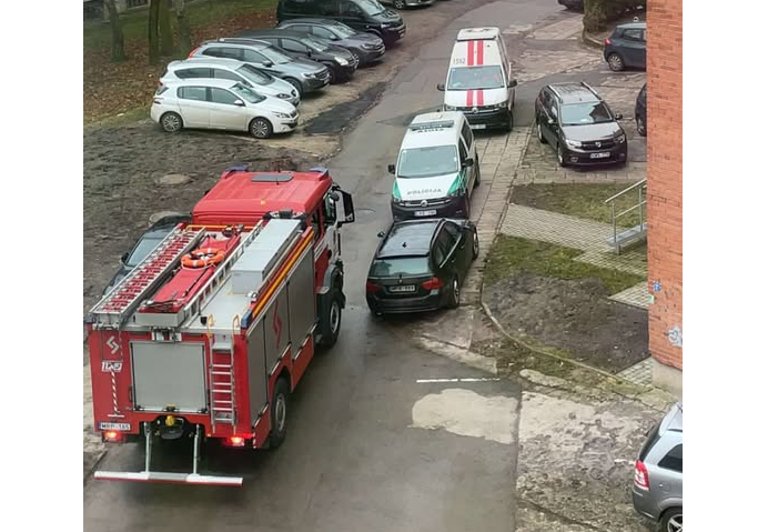 Tarnybos prie daugiabučio Naujojoje gatvėje