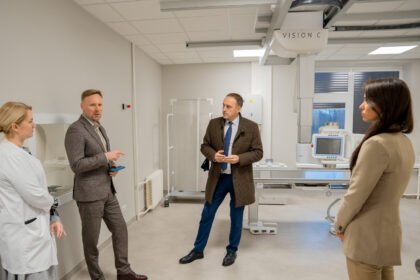 Poliklinikoje lankėsi Alytaus miesto savivaldybės meras Nerijus Cesiulis ir vicemerė Kristina Daugelevičienė, jie susipažino su nauja paslauga – prireikus poliklinikoje iškart padaryti rentgenologinius tyrimus.