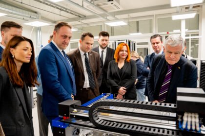 Dzūkijos sostinėje ministras susitiko su Alytaus miesto savivaldybės meru Nerijumi Cesiuliu ir lankėsi Alytaus pramonės parke veikiančiose įmonėse