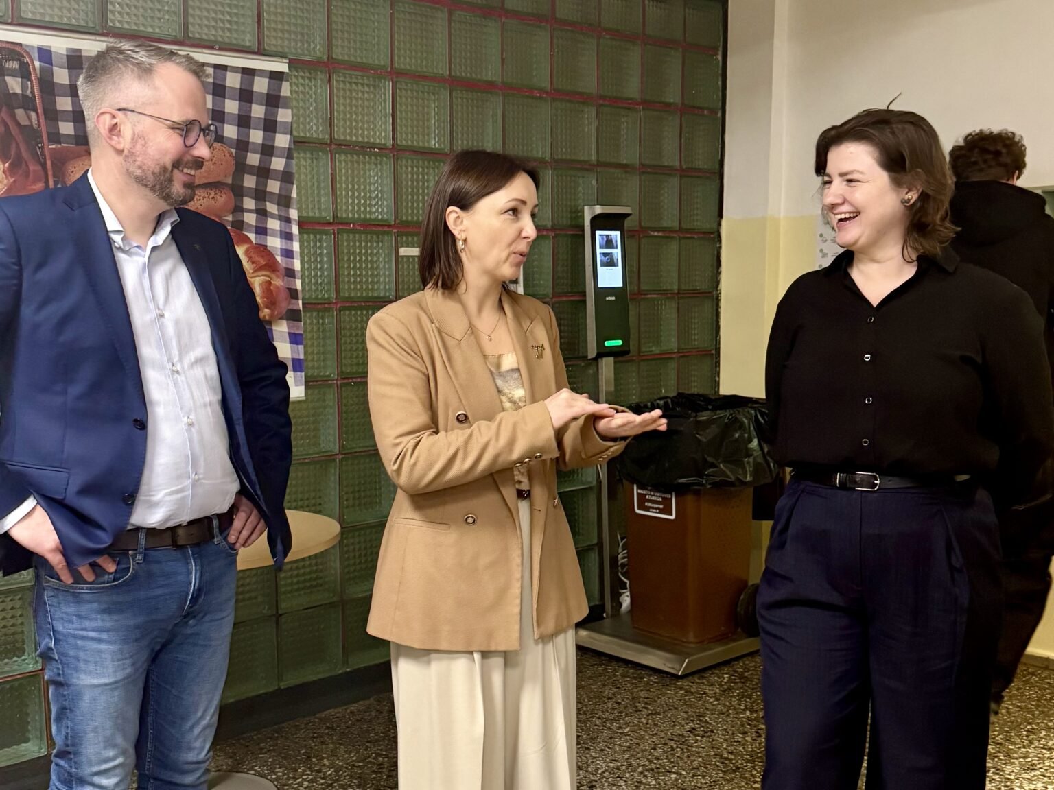 Keturių Alytaus regiono mokyklų valgyklose pradėjo veikti inovatyvios išmaniosios maisto atliekų svarstyklės.