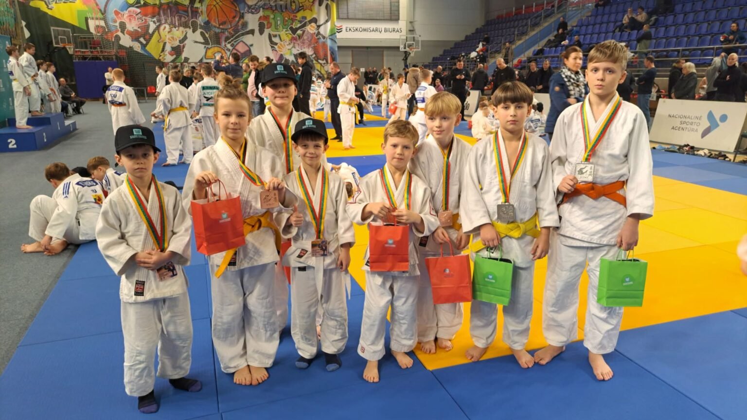 Jaunieji dziudo sportininkai.