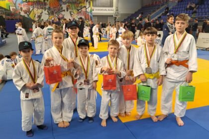 Jaunieji dziudo sportininkai.