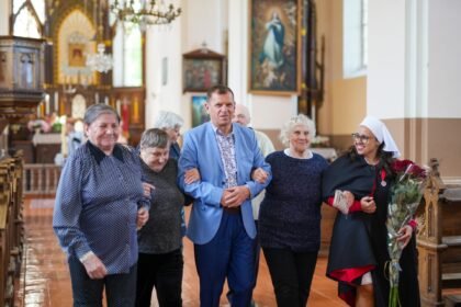 seneliai bažnyčioje