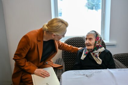 Garbingą jubiliejų švenčiančią Alovės seniūnijos gyventoją V. Staniulienę pasveikino merė Rasa Vitkauskienė.