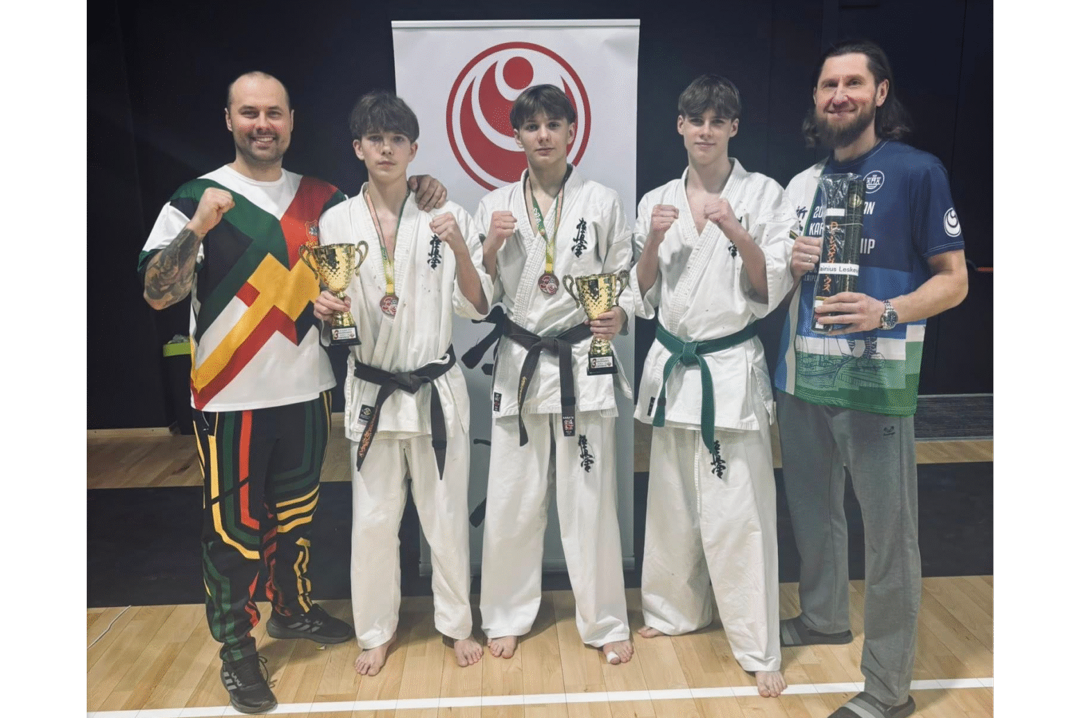 Alytaus karatė klubas „Mohikanas“ džiaugiasi puikiais auklėtinių pasiekimais Lietuvos kiokušin karatė suaugusiųjų ir jaunių (iki 18 m.) čempionate.