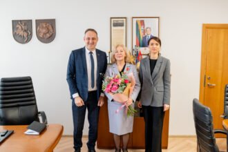 Alytaus miesto savivaldybės meras Nerijus Cesiulis ir vicemerė Kristina Daugelevičienė pasveikino Alytaus miesto garbės pilietę, profesorę dr. Aldoną Vilkelienę