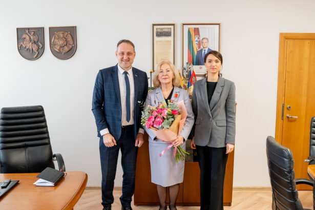 Alytaus miesto savivaldybės meras Nerijus Cesiulis ir vicemerė Kristina Daugelevičienė pasveikino Alytaus miesto garbės pilietę, profesorę dr. Aldoną Vilkelienę