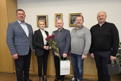 Naująjį įstaigos vadovą Vaidą Zajančkauską.pasveikino Alytaus rajono merė Rasa Vitkauskienė, vicemeras Aurimas Truncė ir savivaldybės administracijos direktorius Vytas Arbačiauskas